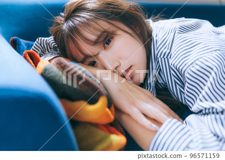 躺在沙發上的年輕女子的照片 躺在沙發上的年輕女子的照片 96571159