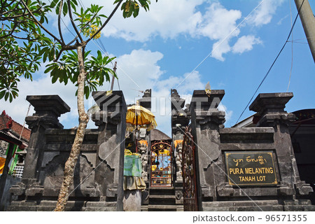 Bali's power spot, Tanah Lot temple 96571355