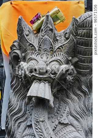 Bali's power spot, Tanah Lot temple 96571356