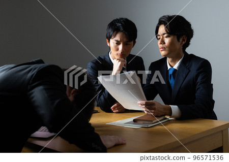 商務談判會議圖片跪下 商務談判會議圖片跪下 96571536