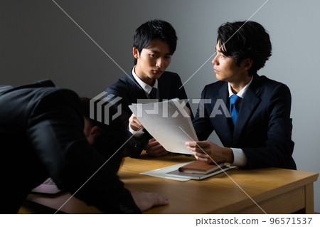 Business negotiation meeting image Kneeling down 96571537