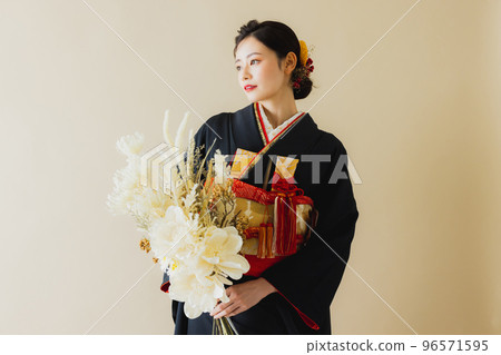 A woman in a black long-sleeved kimono 96571595