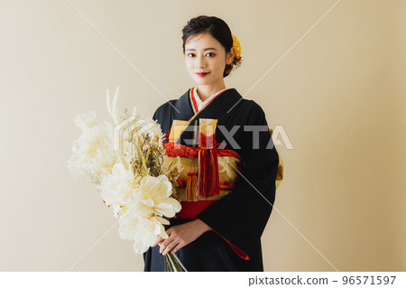 黑色長袖和服的女人 96571597