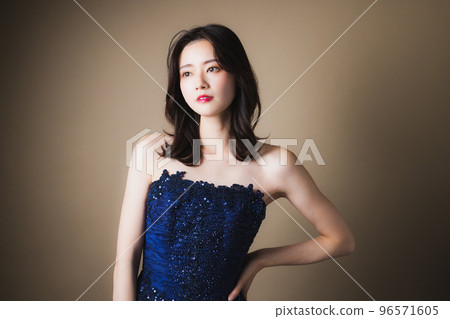一個穿海軍藍裙子的女人 96571605
