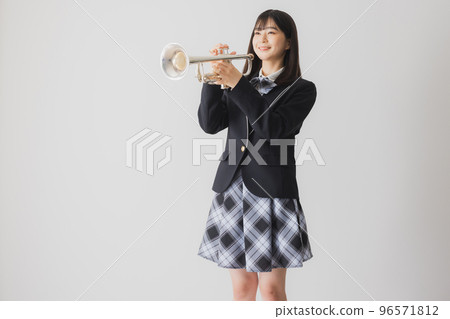 吹喇叭的女高中生 96571812