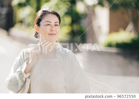 走在城市的中年婦女 96572550