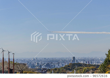 飛行在愛知縣岡崎市上空的 Blue Impulse 96572616
