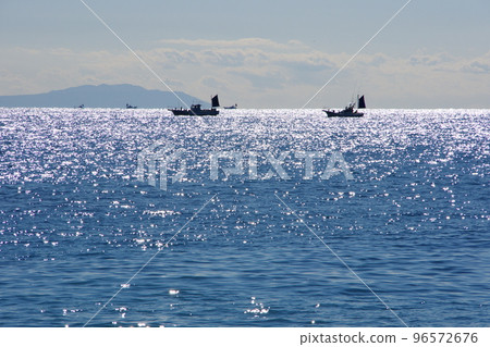 波光粼粼的大海，平靜的相模灣景色 96572676