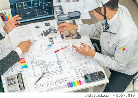 Designer sharing interior image and on-site agent Construction supervisor First-class architect Meeting Design explanation Color 96573019