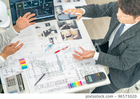 First-class architect drawing meeting construction site construction supervisor design explanation size site regular meeting First-class architect drawing meeting construction site construction supervisor design explanation size site regular meeting 96573020