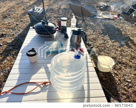 戶外桌子上的篝火、水箱和鍋 96573043