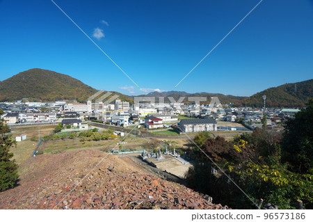 日本六大古窯之一的備前燒村，從岡山縣備前市禦部南大釜5號窯遺址看到的御部街景 96573186