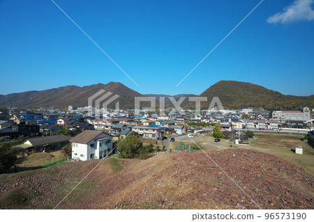 日本六大古窯之一的備前燒村,從岡山縣備前市禦部南大釜窯遺址看到的御部街道 日本六大古窯之一的備前燒村,從岡山縣備前市禦部南大釜窯遺址看到的御部街道 96573190