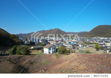 日本六大古窯之一的備前燒村，岡山縣備前市從禦部南大窯8號遺址看到的御部街景 96573191