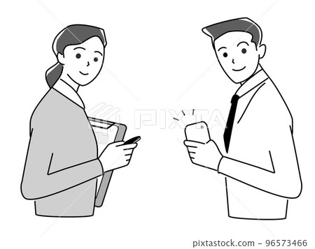 一個拿著文件的女人和一個拿著智能手機的男人 96573466