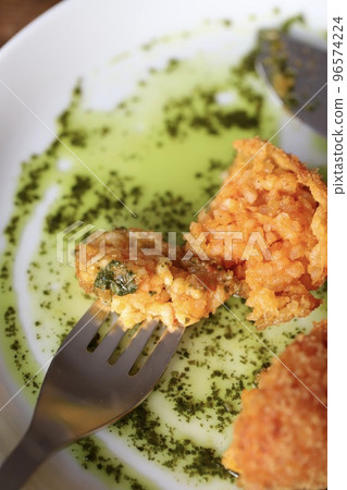 羅勒醬炸飯丸子 96574224