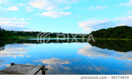 仲夏之晨湖 1 北海道釧路市春取湖 96574658