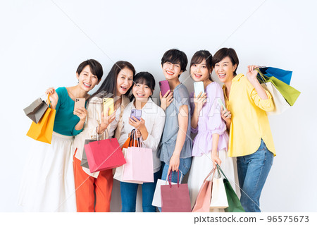 女性、多代人、年輕人、智能手機、網上購物、中年、老年人、生活方式 女性、多代人、年輕人、智能手機、網上購物、中年、老年人、生活方式 96575673