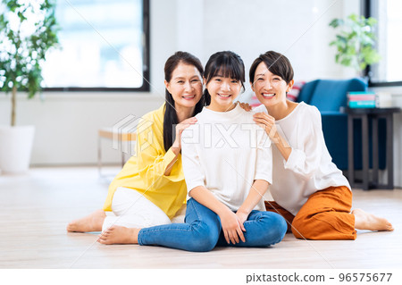 女性家庭三代兒童生活方式 96575677