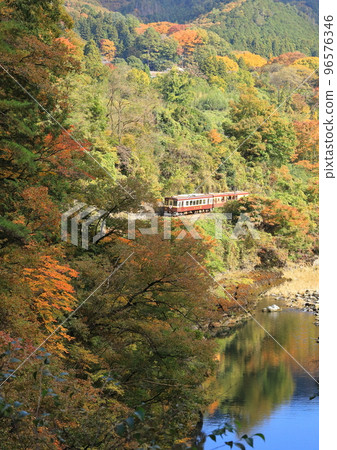 Watarase Keikoku Railway "Autumn Leaves in the Mountains and the Water Mirror of the Watarase River" Watarase Keikoku Railway "Autumn Leaves in the Mountains and the Water Mirror of the Watarase River" 96576346