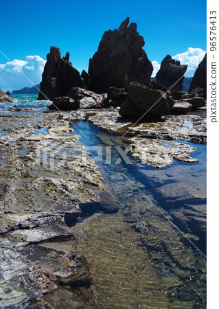秋日天空中的橋歸岩和潮汐池 秋日天空中的橋歸岩和潮汐池 96576413