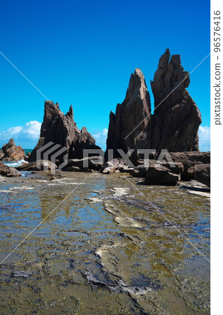 秋日天空中的橋歸岩和潮汐池 秋日天空中的橋歸岩和潮汐池 96576416