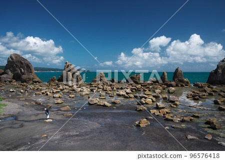 秋天的天空下退潮時，遊客們在橋歸岩周圍漫步 96576418