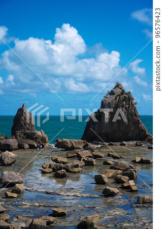 秋天的天空下退潮時，遊客們在橋歸岩周圍漫步 96576423