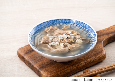 台灣 小吃 食物 四神湯 四臣湯 Taiwan four herb soup モツ入り薬膳スープ 96576802