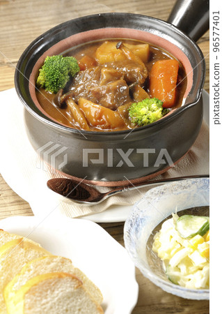 滾燙的燉牛肉,在鍋中加入大量配料,如西蘭花、胡蘿蔔和姬菇、沙拉和麵包 滾燙的燉牛肉,在鍋中加入大量配料,如西蘭花、胡蘿蔔和姬菇、沙拉和麵包 96577401