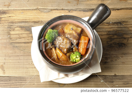 鳥瞰熱騰騰的燉牛肉，在鍋中加入西蘭花、胡蘿蔔和姬菇等多種配料 96577522