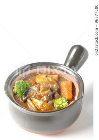 熱燉牛肉,鍋裡放著西蘭花、胡蘿蔔和 shimeji 蘑菇等多種配料,在白色背景下拍攝 熱燉牛肉,鍋裡放著西蘭花、胡蘿蔔和 shimeji 蘑菇等多種配料,在白色背景下拍攝 96577580