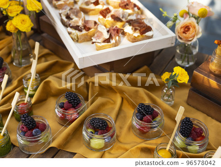 Backyard barbeque party at summer, elegant decoration, luxury catering Backyard barbeque party at summer, elegant decoration, luxury catering 96578042