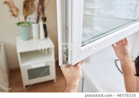 the hands of the master replace the rubber bands on the plastic window. the hands of the master replace the rubber bands on the plastic window. 96578310