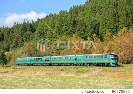 秋季九大本線的特快“湯布院之森”（JR九州系列木波71） 96578633