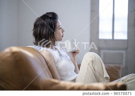 拿著杯子的年輕女子個人資料家庭私人形象 拿著杯子的年輕女子個人資料家庭私人形象 96578871