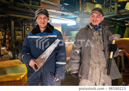 Two bad unskilled workers 96580223