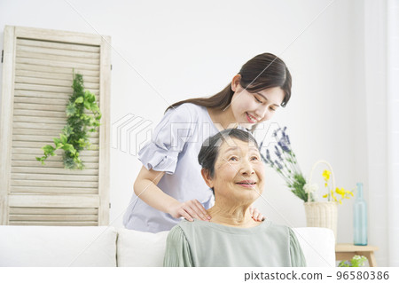 孫子揉著奶奶的肩膀 96580386