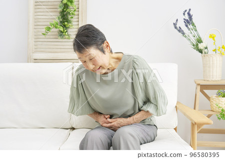 家裡肚子疼的老婦人 96580395