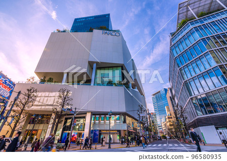 日本東京的城市景觀，俯瞰著靠近澀谷站的熱門澀谷 Parco 96580935