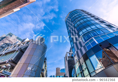 日本東京城市景觀，俯瞰靠近澀谷站的BEAM（吉本∞館） 96581568