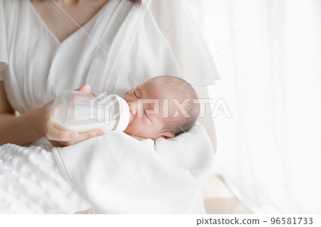 Breast feeding milk feeding bottle baby newborn 96581733
