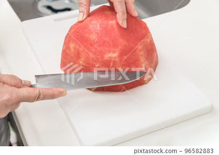 [Middle housewife makes cut watermelon] 96582883