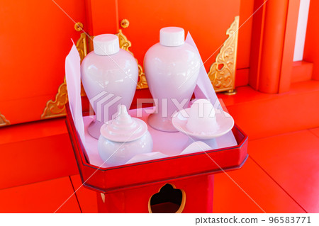 [Image material] Offerings in front of the god 96583771
