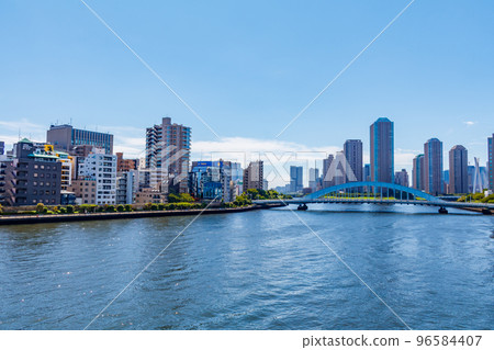 [東京的城市景觀] 從隅田川橋眺望 96584407