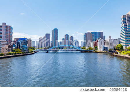 [東京的城市景觀] 從隅田川橋眺望 96584418
