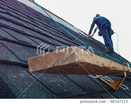 Support bracket and foot support on shingle roof installation Support bracket and foot support on shingle roof installation 96587323