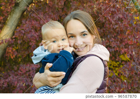 mother and baby 96587870