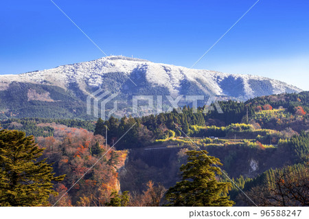 Collapse of snow on Mt. Hirayama and autumn leaves in the Naruko River Valley 96588247