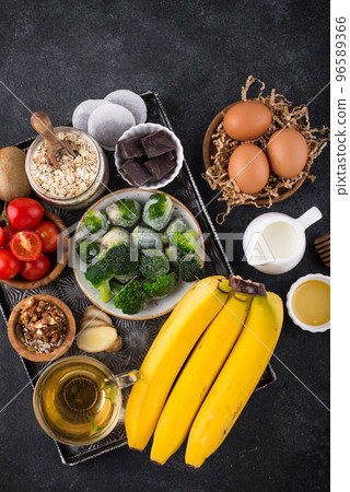 Assortment of products containing melatonin 96589366